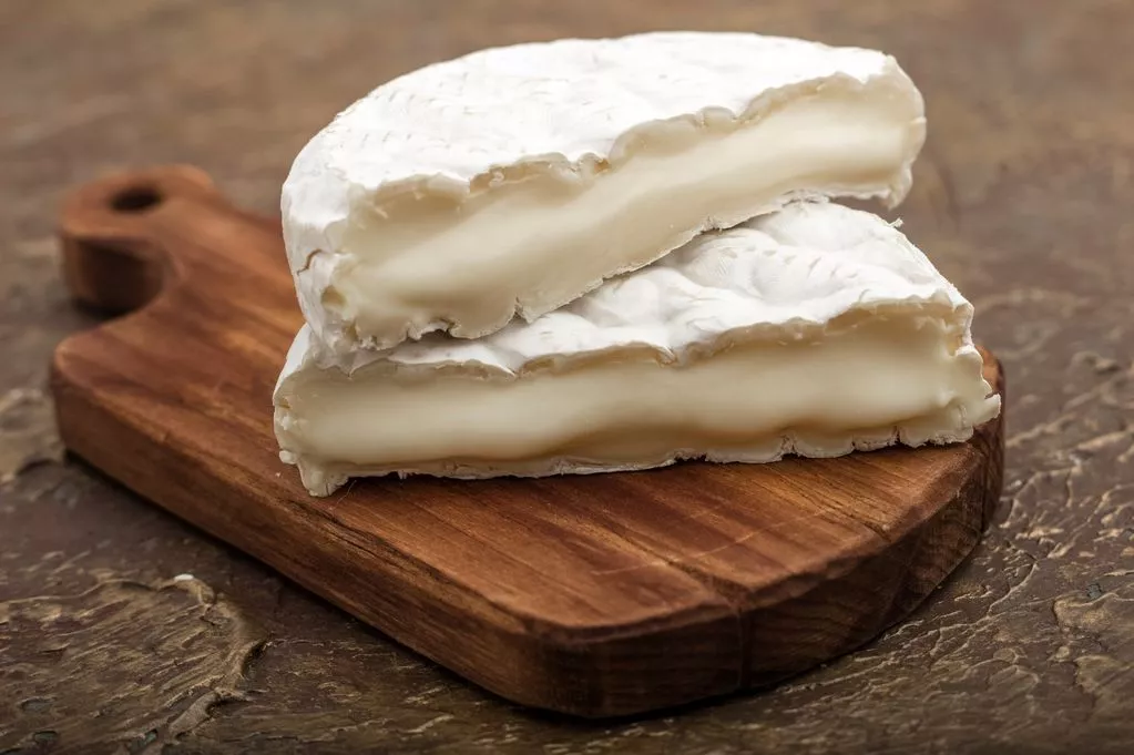 Deux morts et des dizaines de malades après avoir mangé du fromage. Voici où il est vendu. 25 0 soft cheese with white mold on a cutting board with vegetables 3
