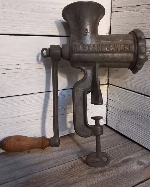 Mystery in the window: this ancient object is leaving Internet users perplexed… Can you guess what it is? 25 IMG 20260123 WA0032