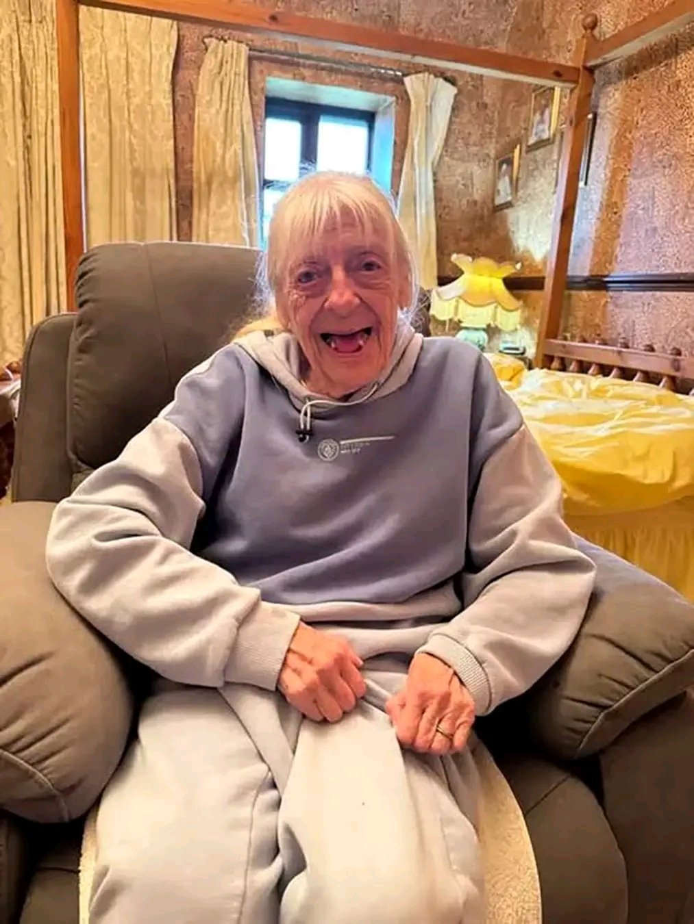 Pouvez-vous reconnaître cette légende du cinéma ? À 83 ans, elle mène désormais un combat silencieux contre la démence, loin des tapis rouges et des projecteurs. Découvrez les photos avant et après dans le premier commentaire. ⬇️⬇️⬇️ 25 1782046984296