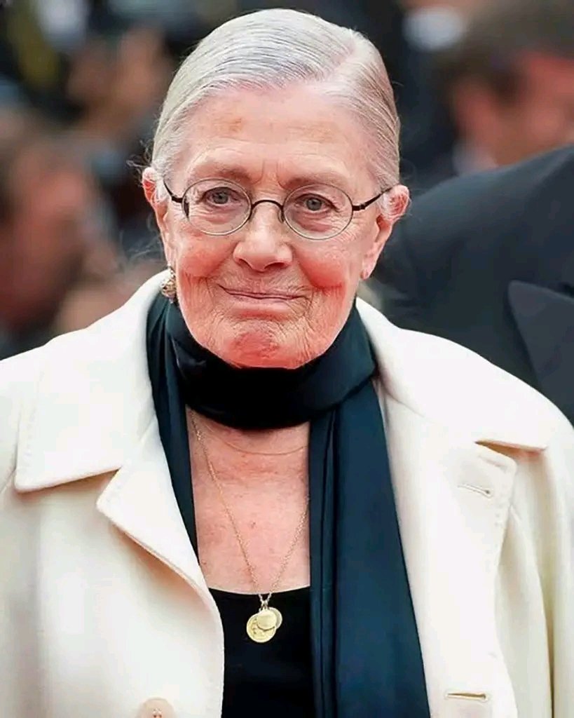Reconnaissez-vous cette actrice légendaire sur sa dernière photo ? La star qui a remporté le Triple prix d’interprétation et qui a subi la douloureuse perte de sa fille est méconnaissable. Elle a aujourd’hui 88 ans. Rares sont ceux qui la reconnaissent aujourd’hui. ♂️➡️ Retrouvez son nom et d’autres photos dans les commentaires. ⬇️⬇ 25 1782136441526