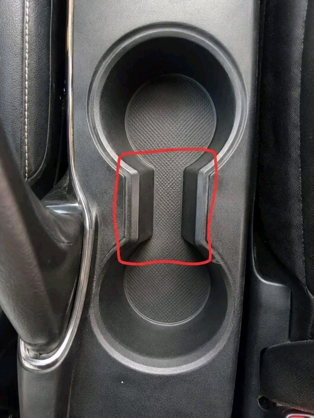# À quoi sert cet étrange espace entre les porte-gobelets de voiture ?…. 25 1782142598459