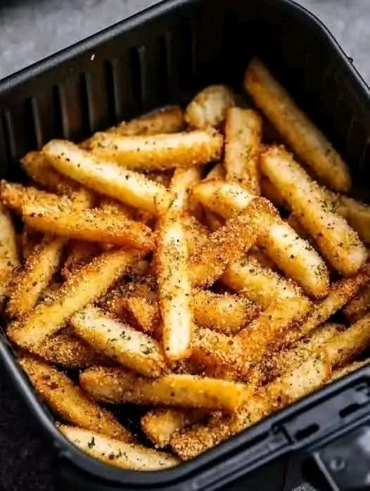 Préparez les meilleures frites à l'ail et au parmesan de friteuse à air avec des pommes de terre croustillantes, un assaisonnement à l'ail, du parmesan et de la chapelure panko. Un plat d'accompagnement facile et plus sain, doré, croquant et plein de saveurs 25 1782336773701