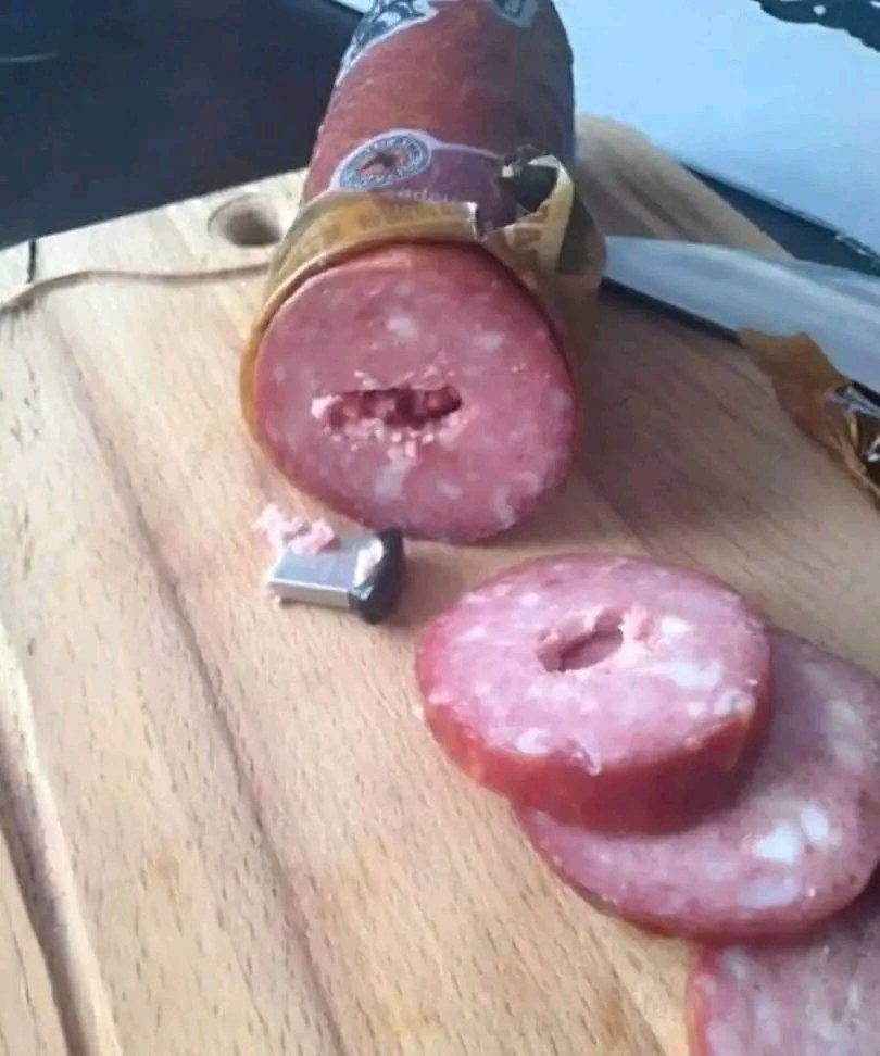 J'ai trouvé une clé USB à l'intérieur d'une simple saucisse. 25 1783698011642