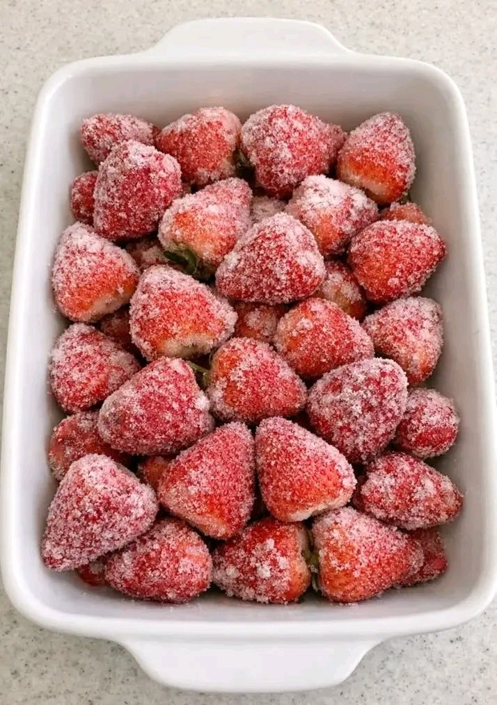 Versez un sachet entier de fraises crues et congelées dans un plat à four avec quatre autres ingrédients, et vous obtenez un dessert absolument délicieux. 25 1783784424651