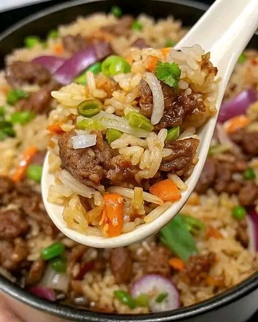 Arrêtez de commander à emporter ! Essayez cette recette de riz frit aux oignons et au bœuf, prête en 15 minutes : savoureuse, rassasiante et si facile à préparer à la maison ! Un plat du quotidien que toute la famille adorera ! Retrouvez la recette complète dans le premier commentaire 25 1784128383658 1