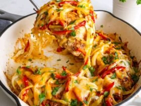 Essayer d'atteindre 150 g de protéines par jour signifie que je prends la nuit de fajita très au sérieux. Cette Fajita au poulet fait une grande partie du travail pour moi avec un impressionnant 63 g de protéines par portion, tout en restant faible en glucides et naturellement sans gluten. Et oui, j'ai ajouté du fromage. Parce que les objectifs protéiques devraient toujours avoir un goût excitant. 36 1784253451443